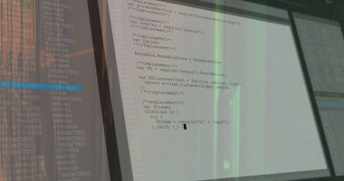 Ofis masasında JavaScript kod düzenleyici pencerelerini gösteren çift monitörler gösteriliyor, ince bezelyelerle. Teknoloji, yenilik, kodlama, programlama, dijital, çalışma alanı, modern