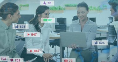 Sosyal medya simgelerini tabletle birlikte, açık planlı ofiste analiz eden iş arkadaşları. Takım çalışması, yenilik, dijital pazarlama, modern çalışma alanı, veri analizi, üretkenlik, profesyonel