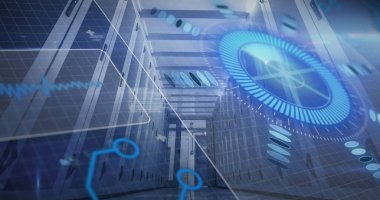 Veri merkezi koridorundaki sunucu raflarının üzerinde ızgara hatlarıyla parlayan HUD örtüleri. Gelecekçi, teknoloji, siber güvenlik, dijital, yüksek teknoloji, ağ, veri