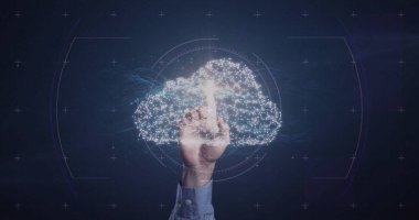 Mavi gömlekle donanmış, dijital arayüzle etkileşen, bulut ağı HUD kaplamalı. Teknoloji, yenilik, bağlantı, fütürizm, dijital, soyut, arayüz