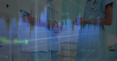 Koğuşta steteskoplu ve dijital çizelgeleri olan iki kadın hakkında konuşuyorlar. Sağlık, takım çalışması, analitik, profesyonellik, hastane, teknoloji, teşhis