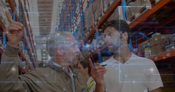 Depo amiri ve personel, depo koridorunda raflarla birlikte envanteri inceliyor. Sanayi, lojistik, veri görselleştirme, yönetim, teknoloji, takım çalışması, organizasyon