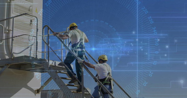 Техники-альпинисты, носящие защитное снаряжение на платформе на крыше, с цифровым накладыванием. Промышленность, технологии, безопасность, инжиниринг, инновации, командная работа, профессионализм