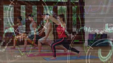Yoga yapan farklı insanların dijital ekrandaki animasyonları. Spor, fitness, aktif yaşam tarzı ve teknoloji konsepti dijital olarak oluşturulmuş video.