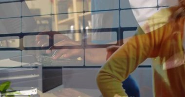 Kafkasyalı erkeklerin, gülümseyen beyaz kadınlara karşı bilgisayar kullanmaları. Küresel iş, finans, veri işleme ve dijital arayüz kavramı dijital olarak oluşturulmuş video.