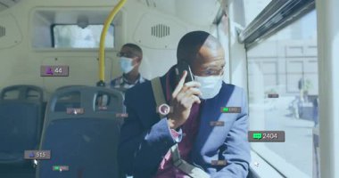 Otobüste akıllı telefondan konuşan Afro-Amerikan bir adamın sosyal medya simgelerinin canlandırılması. Sosyal medya ağı ve teknoloji kavramı