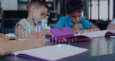 Sınıf arkadaşları dersten sonra yazmaya başlarken canlandırılmış simgeler kalem kutusunu renklendiriyor. Öğrenciler, eğitim, işbirliği, odaklanma, gençlik, sınıf, öğrenim