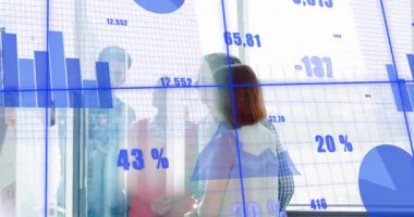 Dijital tablolar güncellenirken cam panoya bakan gömlekli bir adam iş ekibine rehberlik ediyor. İşbirliği, analitik, takım çalışması, strateji, yenilik, modernite, veri görselleştirme