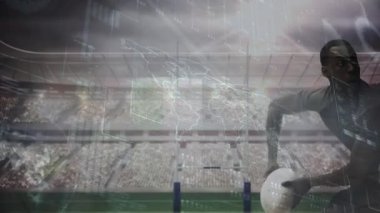 Sahilde egzersiz yapan sağlıklı bir adamın veri işleme animasyonu. Küresel spor fitness ve veri işleme kavramı dijital olarak oluşturulmuş video.