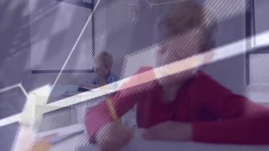 Ön çocuk masa başında kalemle yazı yazıyor kod başlatıyor, yükselen çizgi grafiği eğitime yardım ediyor. Eğitim, öğrenciler, sınıf, teknoloji, öğrenme, veri görselleştirme, odaklanma