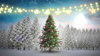 Kış manzarasında peri ışıklarının üzerine düşen kar ve Noel ağacı animasyonu. Noel şenliği ve kutlama konsepti