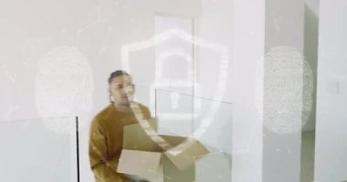 Bir adam kutuya girip dizüstü bilgisayarını yerleştirirken, ortağı da cam sürahiyi dekorasyon için inceliyor. Modern, konut, iç mekan, yaşam tarzı, gündelik, çağdaş, ev