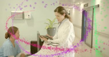 Doktor, revirdeki hemşirelere tıklayarak çevrelerinde dönen dijital parçacıklara neden oluyor. Sağlık, işbirliği, tıbbi, yenilik, dijital, profesyonellik, teknoloji