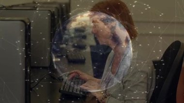 Şeffaf küre küçüldükten sonra ofis çalışanı veri yazıyor ve ağ bağlantısını vurguluyor. Teknoloji, bağlantı, dijital, profesyonel, fütüristik, çalışma alanı, yenilik