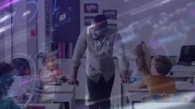 Sınıf öğretmeninin titreşen yüzde etkinleştirmesi öğrenci bakışlarını monitöre doğru yönlendiriyor. Eğitim, eğitim, dijital, teknoloji, öğrenme, eğitim, gençlik