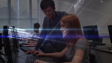 Öğrencilerin duraklama kodları, eğitmen laboratuardaki düzeltmeler, ekranı kaplayan ikili akışlar. Eğitim, akıl hocalığı, teknoloji, programlama, takım çalışması, dijital, yenilik