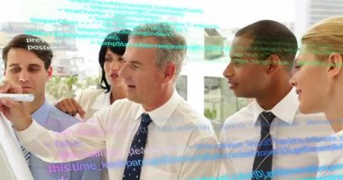 Ekip geri bildirim yaparken cam tahtaya kod yazarken teknik ekip kurşun kaldırma işaretleyicisi kullanıyordu. İşbirliği, yenilik, gökdelen, beyin fırtınası, dijital, strateji, profesyonellik