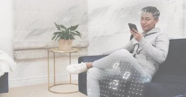 Adam akıllı telefonu dinliyor ve teknolojik görselleştirme için gövdenin etrafında çift haneli girdaplar oluşturuyor. Teknoloji, dijital, fütüristik, ağ, yenilik, bağlantı, modern