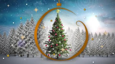 Yılbaşı ağacı ve ormanın üzerine düşen kar ve Noel süslerinin animasyonu. Noel ve kutlama konsepti dijital olarak oluşturulmuş video.