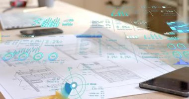 AR kaplamasından sonra el tıklama tableti ekranı telefonda tasarımı tartışan çekici mimar. Teknoloji, yenilik, yaratıcı, modern, profesyonel, ayrıntılı, çalışma alanı