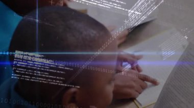 Teal tişörtlü çocuk mesaj rehberi, kırmızı gözlüklü kız katılıyor, ikili kaplama öğrenme yardımcı oluyor. Sınıf arkadaşları, eğitim, işbirliği, dijital okur yazarlık, takım çalışması, öğrenme ortamı, modern tasarım