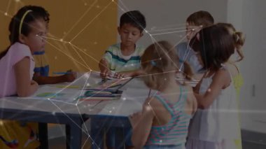 Açık bir kitap, yedi öğrenci sınıfta grup çalışması için boya kalemleri ve kalemler seçiyor. İşbirliği, yaratıcılık, eğitim, canlı, takım çalışması, çocukluk, öğrenme