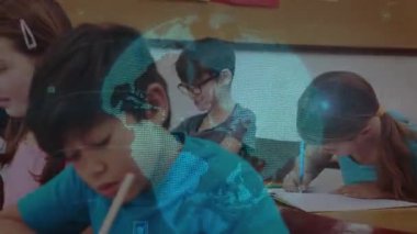 Kamera, sınıf arkadaşlarının eğitim sınıfında kalemlerle ve defterlerle yazdıklarını gösteriyor. Öğrenciler, eğitim, öğrenim, işbirliği, okul, sınıf, okur yazarlık