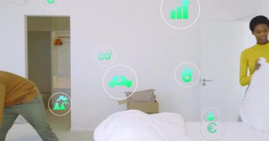 Çift yatak odasına giriyor, kutu taşıyor ve yatak yapıyor, ekolojik ikonlar sergiliyor, ev dekoru yapıyor. Ev, yatak, evcil, minimalist, yaşam tarzı, uyum, konfor