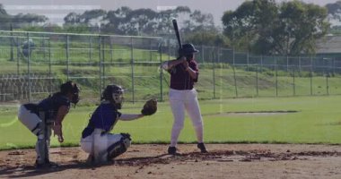Çeşitli bayan beyzbol oyuncuları üzerinde veri işleme animasyonu. Küresel spor ve dijital arayüz kavramı dijital olarak oluşturulmuş video.