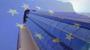 Modern ofis binası üzerinde Avrupa Birliği bayrağının canlandırılması. Avrupa Birliği, ortak pazar, Avrupa ve topluluk konsepti dijital olarak üretilen video.