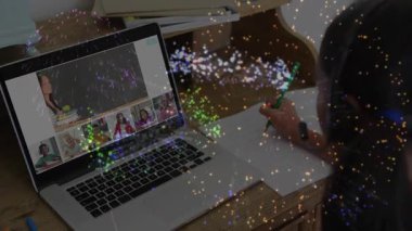 Yeşil kalemi kaldıran bir kız ders notları yazarken sanal havai fişeklere neden oluyor. Etkileşimli, öğrenme, eğitim, dijital, yaratıcılık, modern, odaklanmış