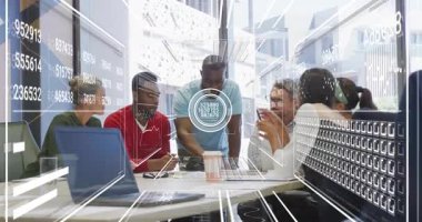 İşletme ekibi pist hattını dinliyor ve analiz için veri örtüsünü etkinleştirirken akıllı telefonları değiş tokuş ediyor. İşbirliği, takım çalışması, veri görselleştirme, dijital arayüz, profesyonel çevre, modern ofis, iş stratejisi