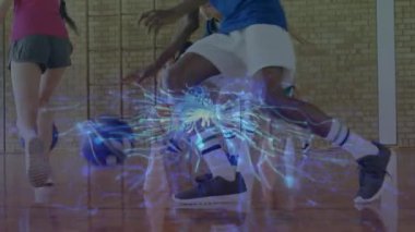 Genç çocuk öne çıkıyor, külahlarla basketbol oynuyor, eğitimdeki enerji etkisini harekete geçiriyor. Atletizm, antrenman, spor, enerji, takım çalışması, fitness, rekabet