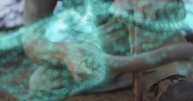 İnsan oyuğu açmak ve döndürmek için matkabı yerleştiriyor, canlı performans gösterisini deniz mavisi parçacığıyla başlatıyor. Açık hava, ilkel, el işi, aydınlık, teknik, doğa, vahşi doğa.