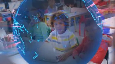 Okul sınıfında dönen dünya, veri satırlarıyla öğrenen beş öğrencinin el kaldırdığını gösteriyor. Atlas, eğitim, teknoloji, işbirliği, yenilik, gençlik, keşif