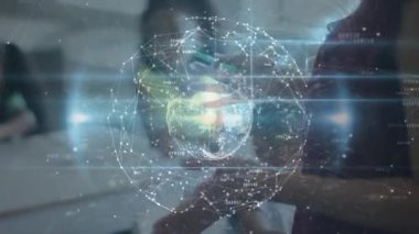 Stylus 'u tıklatan ve çocuklar izlerken dijital dönen dünyayı çalıştıran bir kadın. Teknoloji, yenilik, eğitim, etkileşim, veri, görselleştirme, gelecek