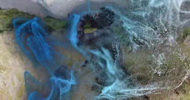 Dönen parçacıklar, yürüyüşçünün eğimli olduğunu, şişeyi kavradığını ve sağlık desteği için içtiğini gösteriyor. Macera, keşif, doğa, manzara, hareketlilik, açık hava, refah