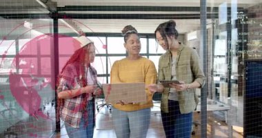 Üç kadın cam duvarda tablet ehliyet çizelgelerini incelemeyi tartışıyorlar. İşbirliği, yenilik, veri, teknoloji, takım çalışması, fütüristik, profesyonel