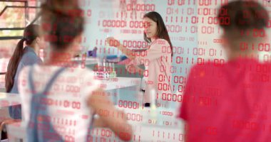 Eğitmen pipetle deney tüplerine reaktör çizerek öğrencilerin renk değişimini gözlemlemesini sağlıyor. Eğitim, bilim, laboratuvar, deney, öğretim, yenilik, akademik