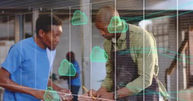 İki marangoz bant işaretleme ve bulut simgeleriyle aynı hizayı kullanarak boyutları onaylıyor. İşbirliği, işçilik, kesinlik, yenilik, sanayi, takım çalışması, otomasyon