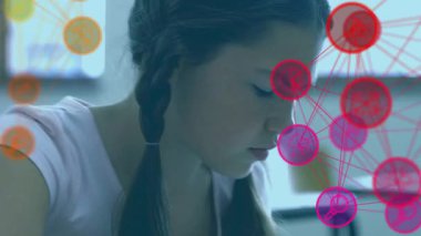 Okul kızı ders kitabı okuduktan sonra, titreşim ağı kaplamalı metin boyunca parmağına rehberlik ediyor. Öğrenci, eğitim, öğrenim, sınıf, odaklanma, okur yazarlık, teknoloji