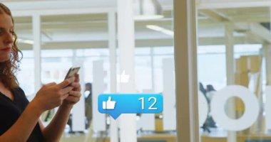 Ofis çalışanı akıllı telefon ekranını dinliyor ve veri için sekizden 95 'e kadar sayan baloncukları izliyor. Şirket, teknoloji, dijital, iletişim, profesyonel, üretkenlik, modern