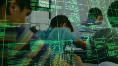 Yazı yazan öğrencileri gösteren kamera gri kapüşonlu çocuğun gülümsediğini gösteriyor. Teknoloji eğitimi, dijital öğrenme, sınıf teknolojisi, öğrenci konsantrasyonu, modern okul, gençlik eğitimi, yenilik