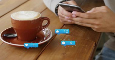 Kafe masasındaki erkek telefonu, kalp takipçisi ikonları gibi artan sayılarda animasyon üretiyor. Teknoloji, sosyal medya, katılım, iletişim, dijital, yaşam tarzı, modern