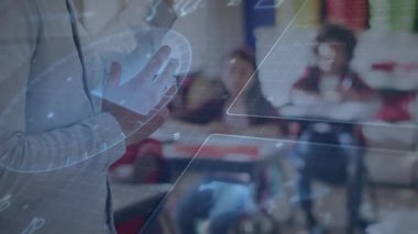 Holografik arayüzü olan öğretmen sınıfa katılmak için elini kaldırıyor. Etkileşimli, eğitim, dijital, yenilik, öğrenme, sınıf, fütüristik