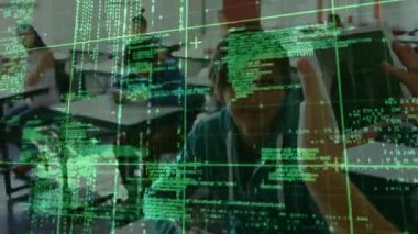 Görünmeyen kullanıcı sınıftaki beyaz tableti kaldırıyor. Yeşil kod öğrencinin yüzünü örtüyor. Teknoloji, e-öğrenim, dijital, yenilik, eğitim, fütürizm, sınıf