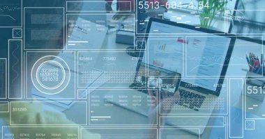 İş görüşmesi için akıllı telefon kullanan bir adam. Meslektaşının işaret tablosunu güncellemek için grafikleri değiştiriyor. İşbirliği, teknoloji, veri, iletişim, üretkenlik, takım çalışması, modern