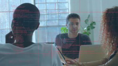 Tablet kullanan çeşitli iş adamları üzerinde veri işleme animasyonu. Küresel iş dijital arayüzü ve teknoloji konsepti dijital olarak oluşturulmuş video.