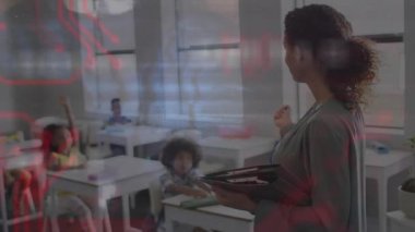 Öğretmen öğrencilere tablet çeviriyor ve interaktif teknoloji dersi için devre grafiklerini aktive ediyor. Eğitim, sınıf, teknoloji, e-öğrenme, yenilik, gençlik, dijital