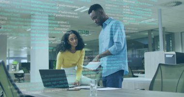 Kod hatlarını gözden geçiriyorlar, iş arkadaşları açık planlı ofiste dizüstü bilgisayar ile sarı ve mavi bluz giyiyorlar. İşbirliği, takım çalışması, modern, profesyonel, teknoloji, yenilik, çalışma alanı